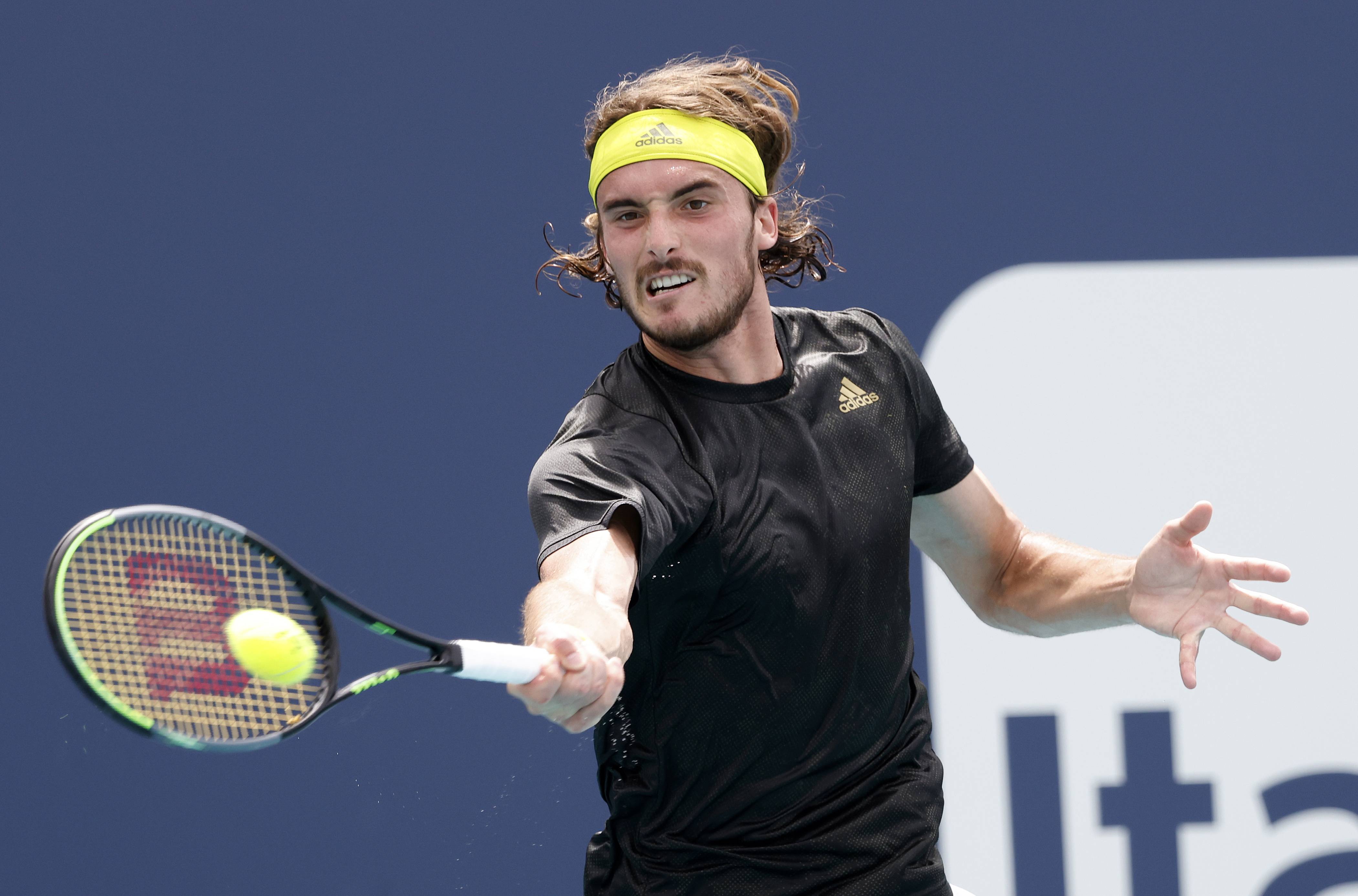 英国网球队轻取澳大利亚网球队，西西帕斯统治全场