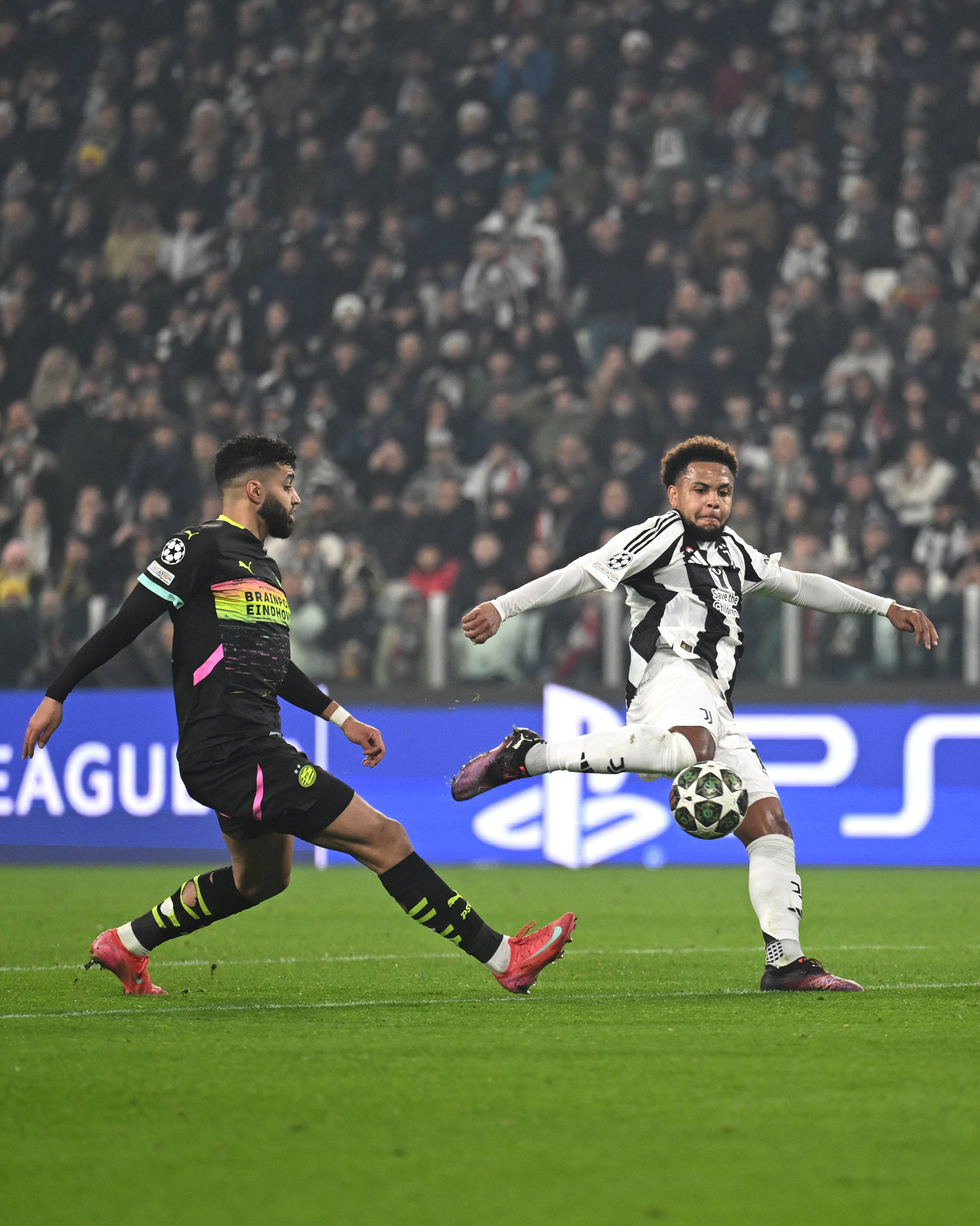 巴黎鏖战曼联，马尔基尼奥斯绝境逆转