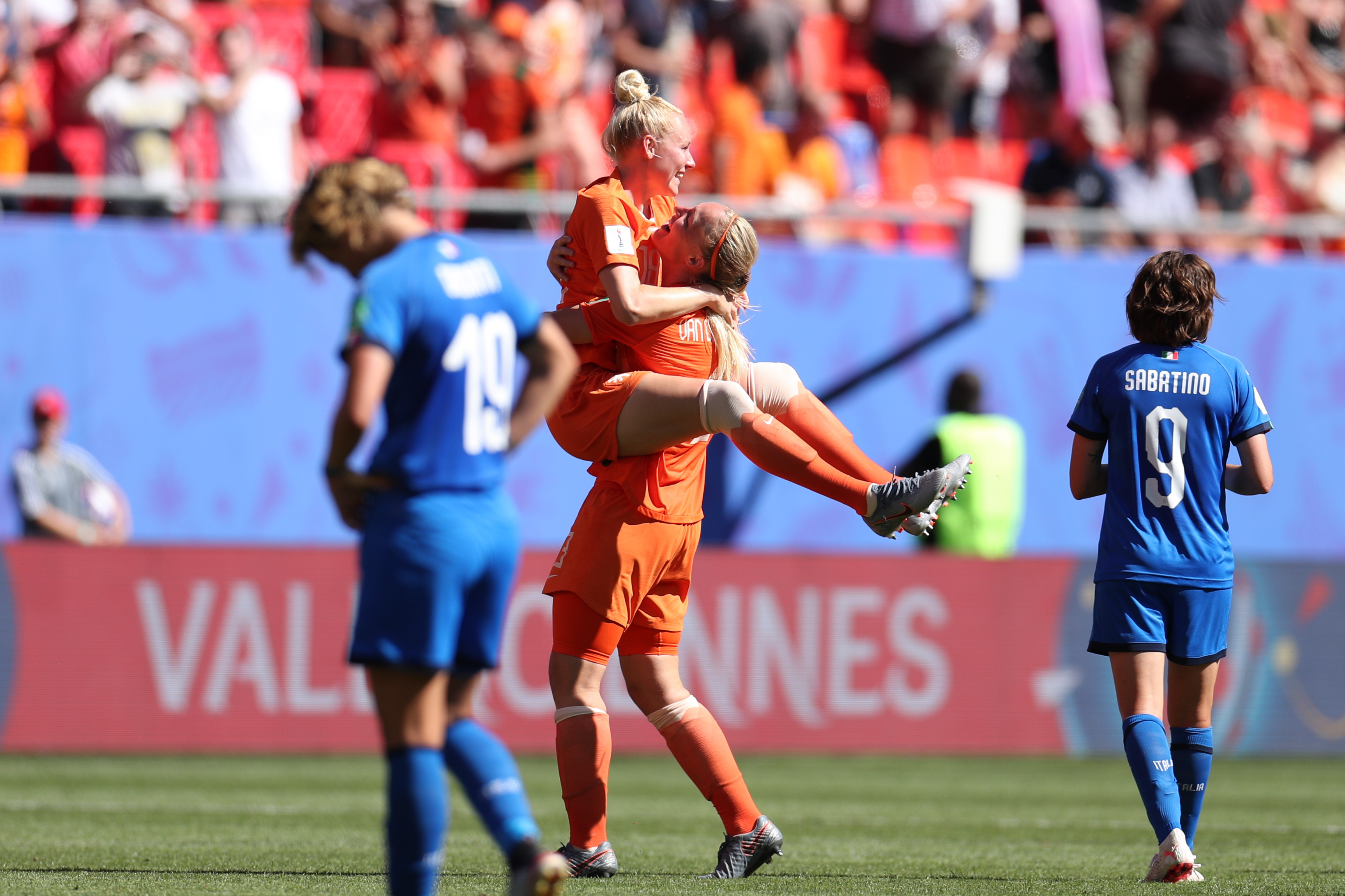 瓦朗谢纳主场逆转，取得胜利